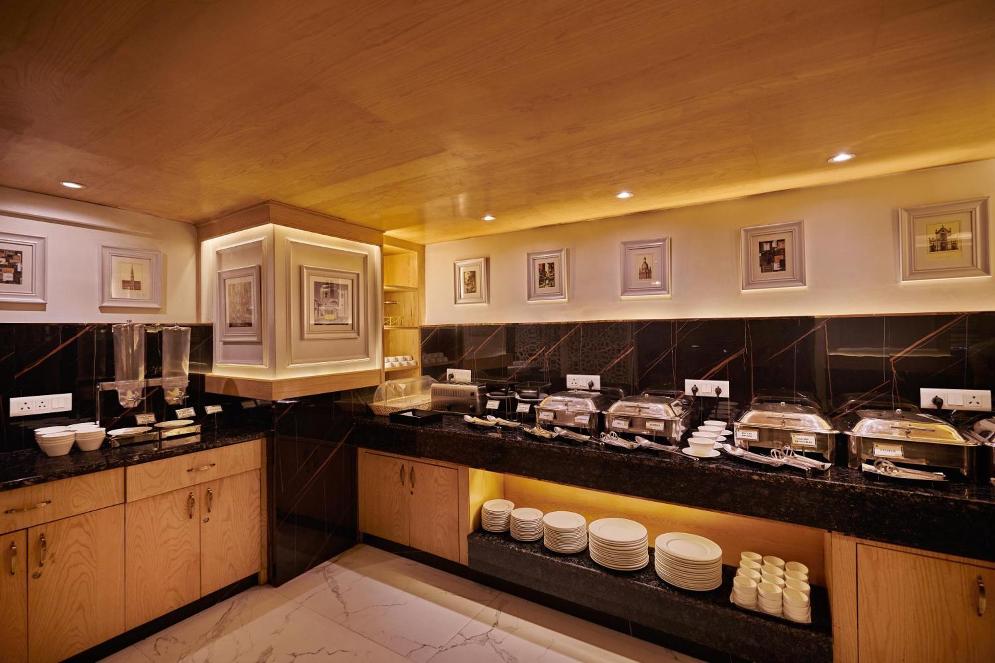 Deventure Sarovar Portico Patel Nagar ニューデリー エクステリア 写真